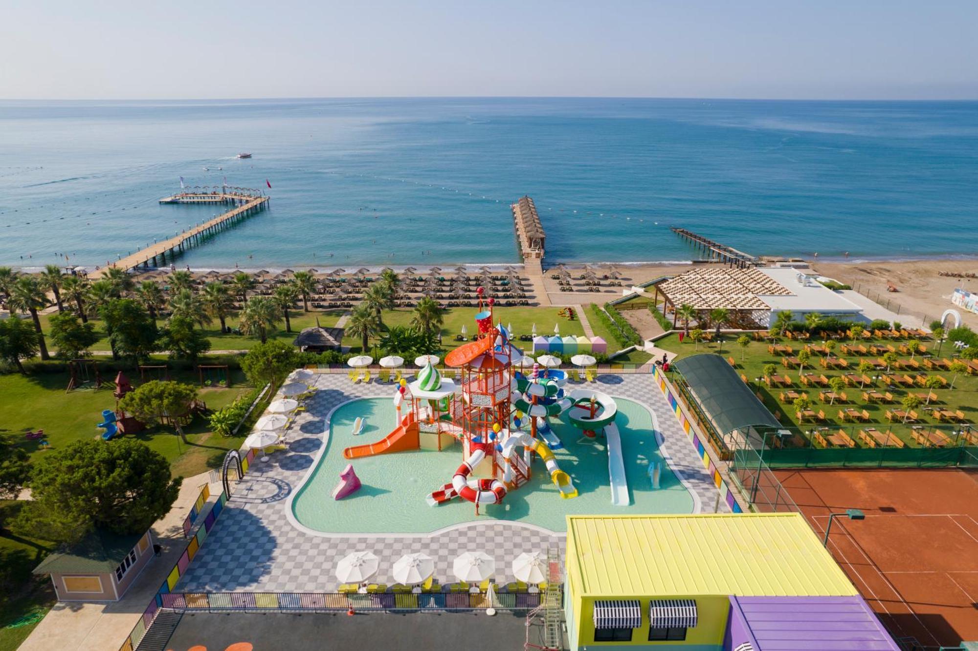 ホテル Pgs クレムリン パレス アンタルヤ エクステリア 写真 Aerial view of the water park