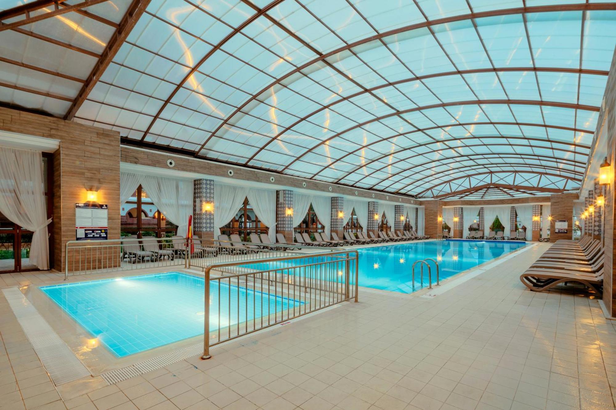 ホテル Pgs クレムリン パレス アンタルヤ エクステリア 写真 The indoor pool