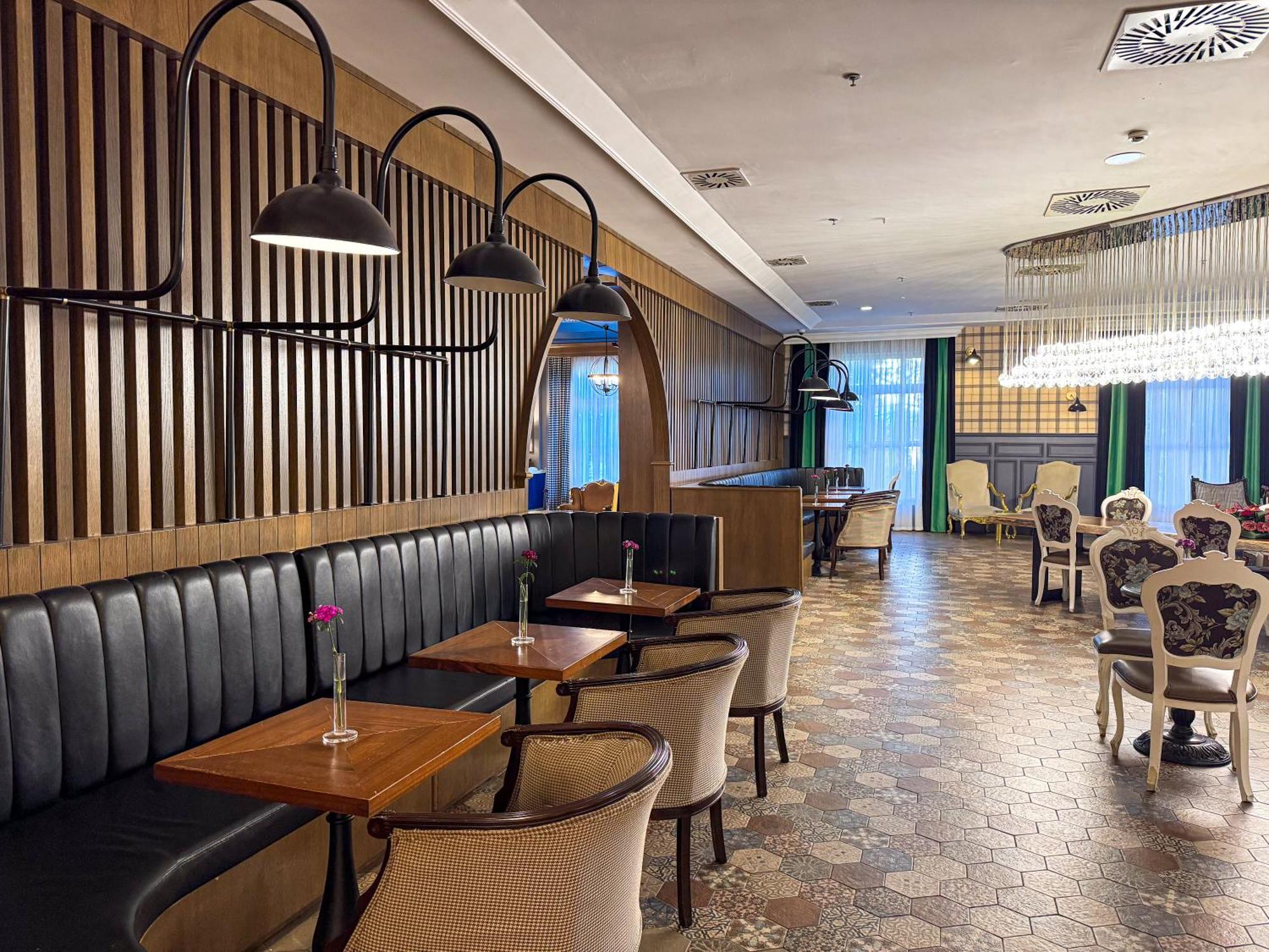 ホテル Pgs クレムリン パレス アンタルヤ エクステリア 写真 The interior of a restaurant in the hotel