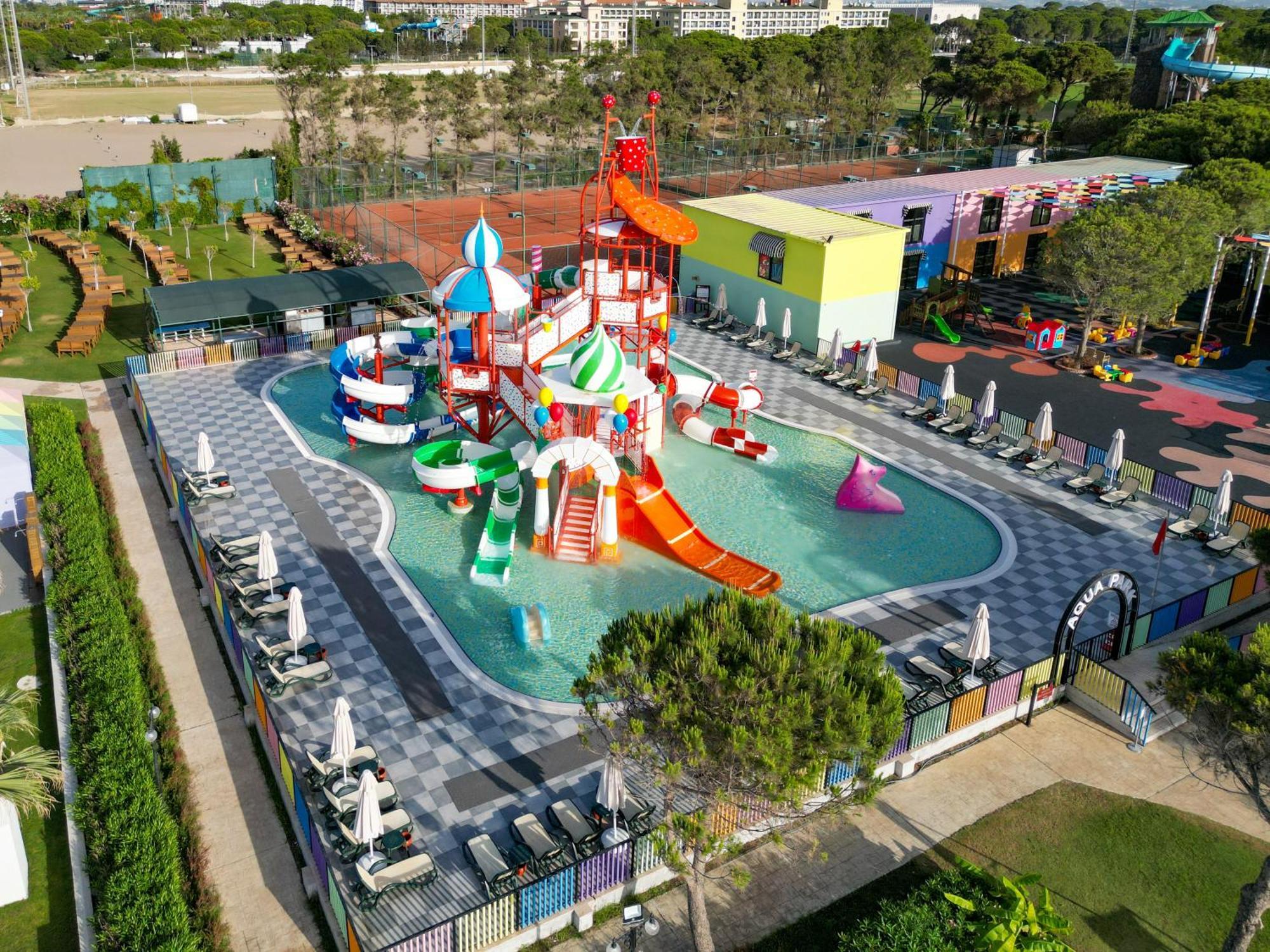 ホテル Pgs クレムリン パレス アンタルヤ エクステリア 写真 Aerial view of the water park
